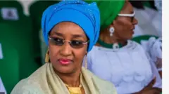 Sadiya Umar Farouq, o n wo ẹgbẹ. O we gele alawọ aro, o lo igo sojuu rẹ, o si lo iborun si ọrun, o lo yẹti ati ẹgba ọrun pẹlu.