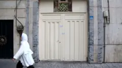 نمایی از در ورودی یکی از ساختمان‌های موسسه آموزش زبان آلمانی، وابسته به دولت آلمان، پس از آنکه به فعالیت‌های غیرقانونی در تهران متهم و مهر و موم شد