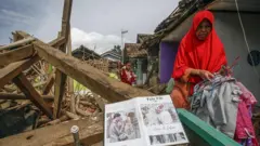 Warga menyelamatkan sisa barang di bangunan rumah yang hancur akibat gempa bumi di Benjot, Kabupaten Cianjur, Jawa Barat, Jumat (25/11/2022). 