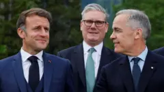 Los líderes Emanuel Macron de Francia (izq.), Keir Starmer (centro) y Mark Carney de Canadá (der.)