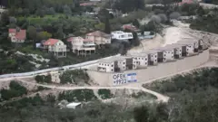 مباني مستوطنات إسرائيلية يظهر التوسع حول مستوطنة معاليه أدوميم اليهودية في الضفة الغربية