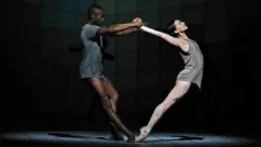 Eric Underwood e Marianela Núñez em uma produção do Royal Ballet, em 10 de novembro de 2016, em Londres, Inglaterra.