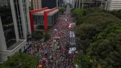 Vista aérea de ato dos movimentos sociais e partidos de esquerda contra a chamada "PEC da Blindagem" na Avenida Paulista