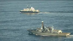 Sawirka markabka Yantar ee la qaaday bishii Janaayo. Markab ay leeyihiin ciidamada badda Ingiriiska ayaa daba-galay Yantar.
