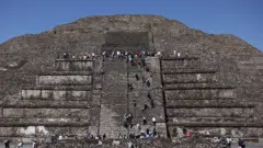 Uma das pirâmides de Teotihuacán