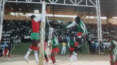 Abakinnyi b'abagabo barimo gukina volleyball mu Rwanda mu myaka yashize