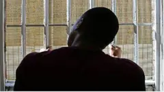 Nama mana hidhaa keessa jiru