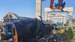 обломки поезда, сошедшего с рельсов после падения строительного крана