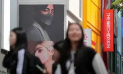 마스크 없이 명동 거리를 걷는 시민들