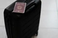 Passaporte italiano sobre mala