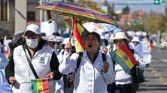 "Nos estamos quedando sin oxígeno y hay pacientes que pueden morir": la crítica situación de los hospitales en Bolivia a causa de las protestas y bloqueos de carreteras