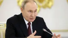 پوتین پشت میکروفون در حال سخنرانی