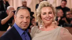 El actor británico Stephen Graham y la actriz británica Hannah Walters asisten a la 83.ª edición anual de los Globos de Oro en el hotel Beverly Hilton en Beverly Hills, California, el 11 de enero de 2026. (Foto de Michael Tran / AFP vía Getty Images)