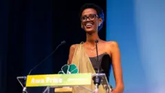 Dative Uwimana arimo kuvuga ijambo mu muhango wo guhabwa agashimwe