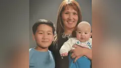 Бекжан кичине кезинде апасы жана бир тууганы менен. Сүрөт Бекжандын уруксаты менен жарыяланды. 