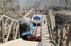 बिनयी पुलमा फसेको मालवाहक ट्रक