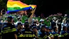 Участница протеста с радужным флагом. 6 июля, 2021 год