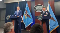Ministira Ittisaa Pete Hegseth fi Hoogganaa Humna Qilleensaa Daan Keeyin, Waxabajjii 26, 2025 Pentaagonitti wayita ibsa kennan