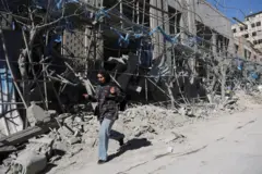 АҚШ-Исроил ҳужумларида вайрон бўлган Теҳрондаги полиция биноси