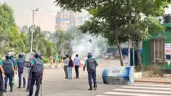 'জুলাই যোদ্ধারা' কয়েকটি ট্রাক ও বাস ভাঙচুর করে আগুন ধরিয়ে দেয়