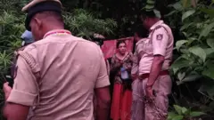 غار کے باہر روسی خاتون پولیس سے بات کرتے ہوئے