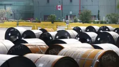 Bobinas de aço são vistas em um pátio no Canadá