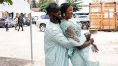 Aworan ololufẹ meji, ọkunrin so mọ obinrin lati ẹyin, wọn jọ n rẹrin-in musẹ