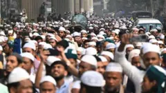 ধর্মভিত্তিক রাজনৈতিক দলের মিছিল যেখানে বেশিরভাগই সাদা টুপি পরা লোকদের মাথা দেখা যাচ্ছে এবং তাদের মাঝখানে একটি মাইক