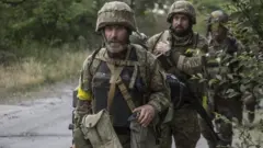 Abasirikare ba Ukraine barimo kugenda n'amaguru 