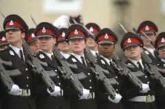 Sandhurst Kraliyet Askeri Akademisi'nde subay eğitiminde tören alayında tüfekli kadın askerler