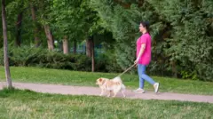 ਕੁੱਤੇ ਨੂੰ ਸੈਰ ਕਰਵਾਉਂਦੀ ਔਰਤ