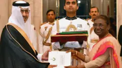 भारत में सऊदी अरब के राजदूत सालेह बिन ईद-अल हुसैनी राष्ट्रपति द्रौपदी मुर्मू को अपना प्रमाण पत्र सौंपते हुए