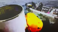 북한이 주장하는 우주 발사체 일부를 인양 중인 모습