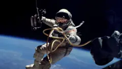 Un astronauta en el espacio en 1965