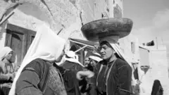 Compradores e carregadores no mercado de Belém em 1935
