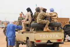 Des combattants de la Coordination des mouvements de l'Azawad (CMA) patrouillent dans la ville lors du Congrès pour la fusion des mouvements à Kidal, le 28 août 2022.