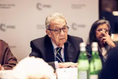 صورة للأمين العام السابق لجامعة الدول العربية عمرو موسى