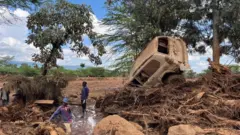 Imodoka yatwawe n'aya mazi ikangirika bikomeye