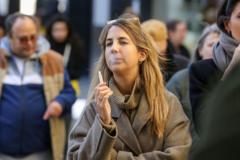 Женщина с E-сигаретой