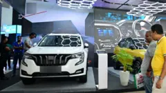 කොළඹ පැවති මෝටර් රථ ප්‍රදර්ශනයකට සහභාගී වූ පිරිසක් මෝටර් රථයක් දෙස බලා සිටින අයුරු 