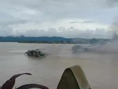 အဲဒီစစ်ကောင်စီစစ်ကြောင်းဟာ ကသာမြို့နယ်ထဲမှာ ရွှေရှာဖွေနေတဲ့ဖောင်တွေကို မီးရှို့ခဲ့တယ်လို့လည်းဆို