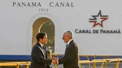 El secretario de Estado de Estados Unidos Marco Rubio junto al administrador del canal, Ricaurte Vasquez, durante su visita a Panamá en febrero de 2025