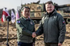 Bộ trưởng Quốc phòng Ba Lan Mariusz Blaszczak và người đồng cấp Hàn Quốc Lee Jong-Sup