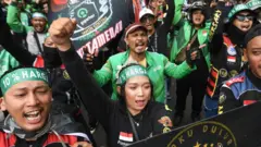 Sejumlah pengemudi ojek daring (ojol) melakukan aksi demonstrasi di kawasan Patung Kuda, Jakarta.