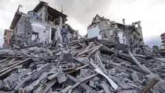 Наслідки землетрусу в Афганістані. Руїни будинку