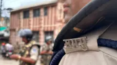 இவ்விவகாரத்தில் இருதரப்பினரும் புகார் அளித்துள்ளனர்.