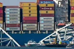 ශ්‍රී ලංකාවේ කොළඹ වරාය බලා යාත්‍රා කරමින් තිබියදී ඇමෙරිකාවේ බොල්ටිමෝර්හි ෆ්‍රැන්සිස් ස්කොට් කී පාලමෙහි (Francis Scott Key Bridge) ගැටුණු සිංගප්පූරු ධජය සහිත ඩාලි (Dali) නමැති භාණ්ඩ ප්‍රවාහන නෞකාවේ අන්තරායකර ද්‍රව්‍ය (hazardous materials) ටොන් 764ක් තිබූ බව වෙබ් අඩවියක් විසින් අනාවරණය කරනු ලැබ තිබේ.