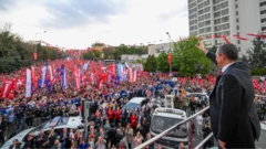 Özgür Özel, yürüyüşe katılanları selamlıyor.