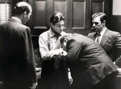 Clemenza le besa la mano a Michael Corleone, quien acaba de convertirse en El Padrino, hacia el final de la primera entrega de la galardonada saga de Francis Ford Coppola.