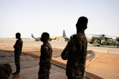 Trois soldats debout dans la base militaire française du Niger